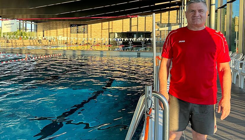 Rettungsschwimmer Ivan Gaab ist von Beginn an im Sportbad besch&auml;ftigt.