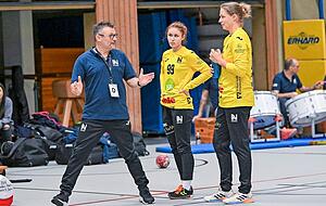 Hinweise f&uuml;r j&uuml;nger und etwas &auml;lter: Julia Huber (Mitte, 17) und Celia Schneider (38) von der Sport-Union-Zweiten bekommen im Februar 2024 hilfreiche Tipps.