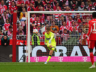 Alexander N&uuml;bel: Chancenlos bei den Gegentoren. Hielt, was zu halten war &ndash; und musste dennoch mehrfach hinter sich greifen. Note: 4