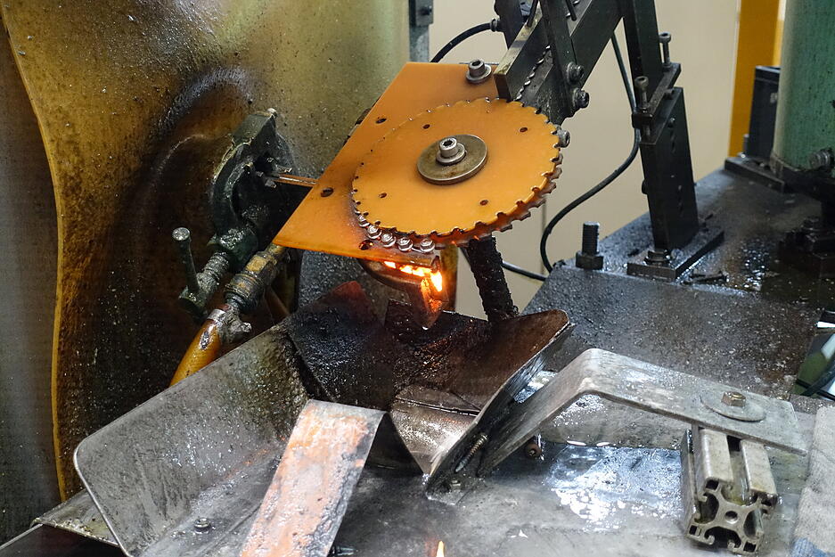 Hier wird eine Blechschraube geh&auml;rtet, also zur Glut erhitzt und dann im Wasser schnell abgek&uuml;hlt