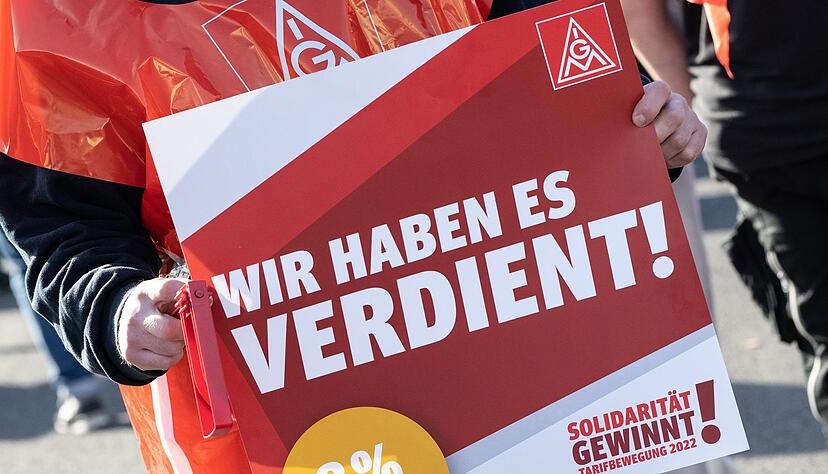 Mitglieder der IG Metall kämpfen bei einem Warnstreik für mehr Lohn. Mitglieder der IG Metall kämpfen bei einem Warnstreik für mehr Lohn.