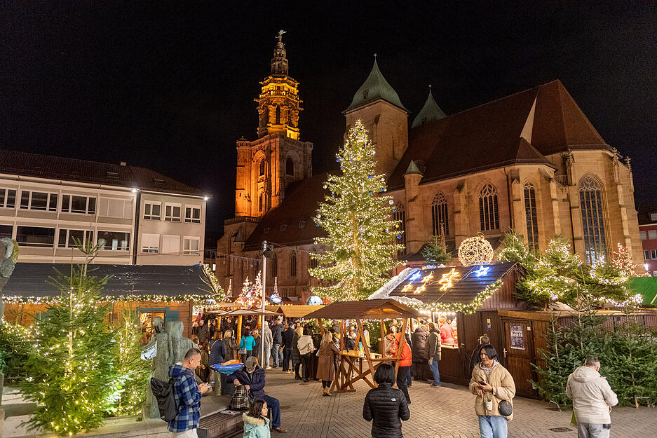 Schon am Nachmittag wurde der Markt gut besucht. Am Abend erstrahlt Heilbronn im Lichterglanz.