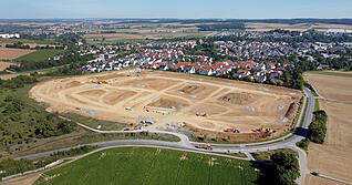 Im Wohngebiet "Daistler III" fangen die ersten Bauherren 2026 mit ihren H&auml;usern an. Derzeit l&auml;uft noch die Erschlie&szlig;ung, die im Sommer abgeschlossen sein soll.