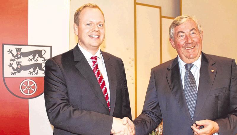 Landrat Helmut M. Jahn gratuliert seinem Nachfolger Dr. Matthias Neth zur Wahl. Wann der 33-Jährige den Chefposten im Landratsamt übernimmt, entscheidet sich in den nächsten Tagen. Jahns letzter Arbeitstag ist am 22. Juli.