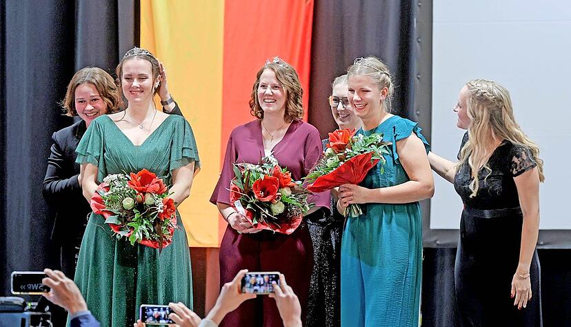 Die ehemaligen Hoheiten (hinten von links) Lisa-Marie Blatt, Carolin Golter und Birthe Meseke setzen Vivien Jesse, Larissa Salcher und Jule Mayr die Kronen auf. 350 Gäste verfolgten die Show, Fans hatten mit Fähnchen dabei.