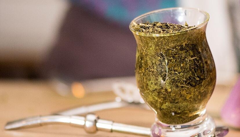 Sein erdig-s&uuml;&szlig;liches bis leicht bitteres Aroma erh&auml;lt der Mate-Tee bei der Herstellung: &Uuml;ber dem Holzfeuer erhitzt, dann getrocknet, zerkleinert und mehrere Monate gelagert.