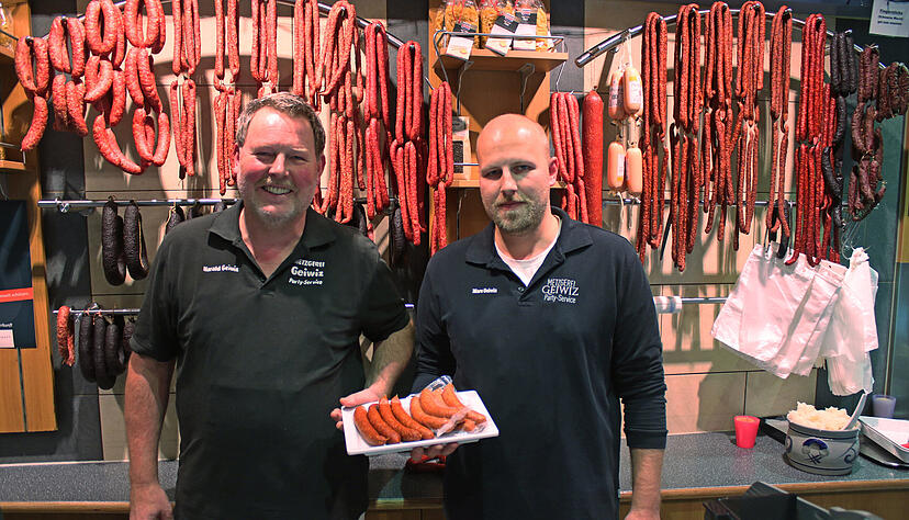 Die Metzgermeister Harald Geiwiz (links) und Sohn Marc präsentieren an ihrem Heilbronner Stammsitz die beliebten Paprikawürste, die es sowohl als Grillgut als auch als Knacker gibt. Die Metzgermeister Harald Geiwiz (links) und Sohn Marc präsentieren an ihrem Heilbronner Stammsitz die beliebten Paprikawürste, die es sowohl als Grillgut als auch als Knacker gibt.