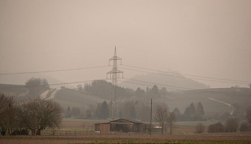 Der Saharastaub hat Anfang Februar f&uuml;r einen tr&uuml;ben Himmel beim Blick von B&ouml;nnigheim auf den Michaelsberg bei Cleebronn gesorgt. Foto: Archiv/ Veigel
