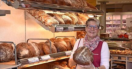 Martha Issler möchte es nicht lassen: Auch im Ruhestand arbeitet sie noch stundenweise in der Bäckerei Wahl, in der sie schon ihre Lehre gemacht hat.
Foto: Werner Stuber Martha Issler möchte es nicht lassen: Auch im Ruhestand arbeitet sie noch stundenweise in der Bäckerei Wahl, in der sie schon ihre Lehre gemacht hat.
Foto: Werner Stuber