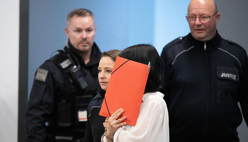 Auch eine Frau, die ehemalige Geliebte des Mitarbeiters, steht vor Gericht. Auch eine Frau, die ehemalige Geliebte des Mitarbeiters, steht vor Gericht.