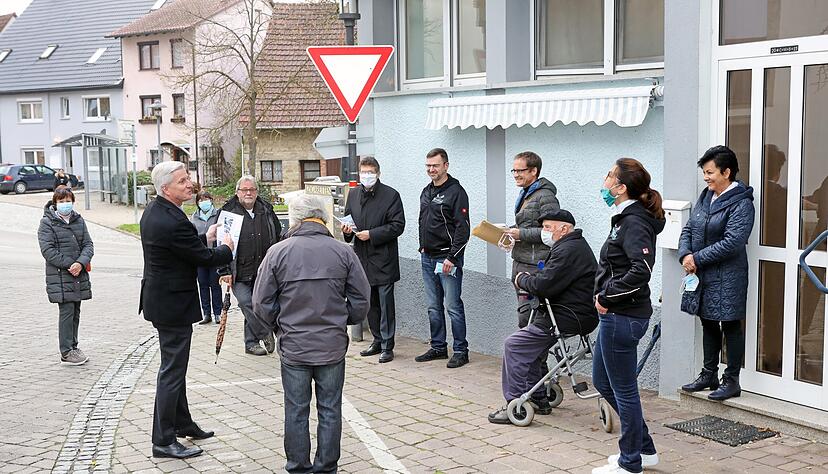 Chefredakteur Uwe Ralf Heer (links) bringt zum Vor-Ort-Termin im Stadtteil Herbolzheim das druckfrische Abschlussheft "Unsere Region" mit.
Foto: Ralf Seidel Chefredakteur Uwe Ralf Heer (links) bringt zum Vor-Ort-Termin im Stadtteil Herbolzheim das druckfrische Abschlussheft "Unsere Region" mit.
Foto: Ralf Seidel
