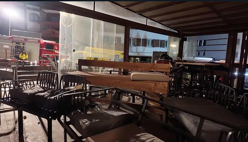 Die Ermittler gehen von einer Explosion aus, die von einem zuvor ausgebrochenen Feuer ausgel&ouml;st wurde.