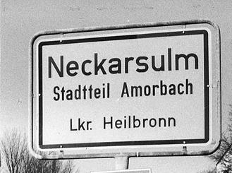 Zusammengestellt von Archiv und Dokumentation der Heilbronner Stimme 

Vor 70 Jahren entsteht der größte Stadtteil Neckarsulms. Die Bundesmustersiedlung wird nach dem Amorbacher Feld benannt, das ursprünglich zum Kloster Amorbach im Odenwald gehörte.
