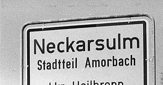 Zusammengestellt von Archiv und Dokumentation der Heilbronner Stimme 

Vor 70 Jahren entsteht der größte Stadtteil Neckarsulms. Die Bundesmustersiedlung wird nach dem Amorbacher Feld benannt, das ursprünglich zum Kloster Amorbach im Odenwald gehörte.