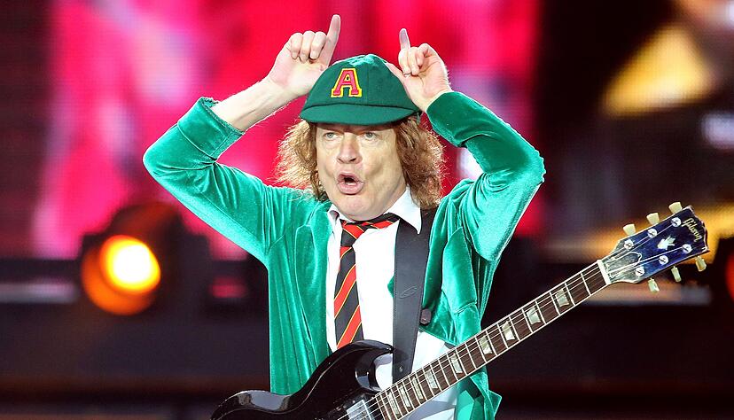 AC/DC-Leadgitarrist Angus Young spielt beim Konzert von AC/DC in der Red Bull Arena. AC/DC-Leadgitarrist Angus Young spielt beim Konzert von AC/DC in der Red Bull Arena.