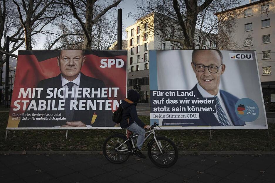 Die Kanzlerkandidaten Olaf Scholz (SPD, links) und Friedrich Merz (CDU, rechts) treffen vor der Bundestagswahl gleich in drei TV-Duellen aufeinander.