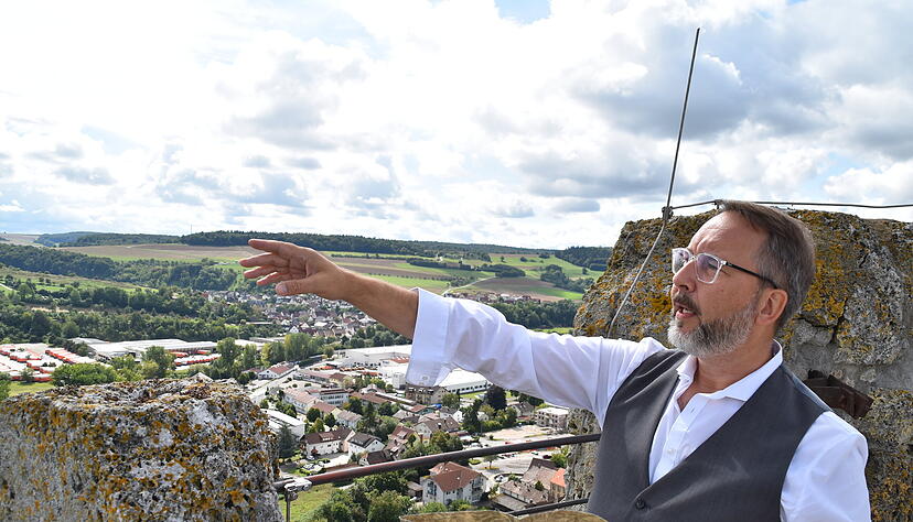 Christoph Behr weist vom Burgturm in Richtung Wiesen jenseits der Jagst. Von dort kamen die Dragoner zum Kaiser-Manöver angestürmt. Christoph Behr weist vom Burgturm in Richtung Wiesen jenseits der Jagst. Von dort kamen die Dragoner zum Kaiser-Manöver angestürmt.