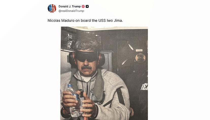Auf der Plattform Truth Social postete Trump am 3. Januar 2026 eine Abbildung, auf der Maduro gefesselt, stehend in einem Jogginganzug und Kopfh&ouml;rern zu sehen ist.