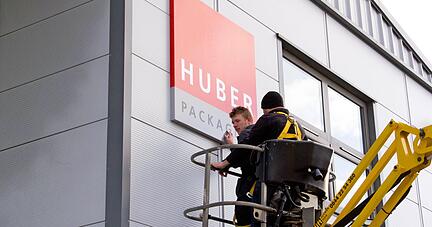 Vor f&uuml;nf Jahren brachte Huber seine Schilder am Werk des Konkurrenten Crown an. Jetzt wird Huber &uuml;bernommen. Der Name bleibt vorerst erhalten.
Foto: Archiv/Huber