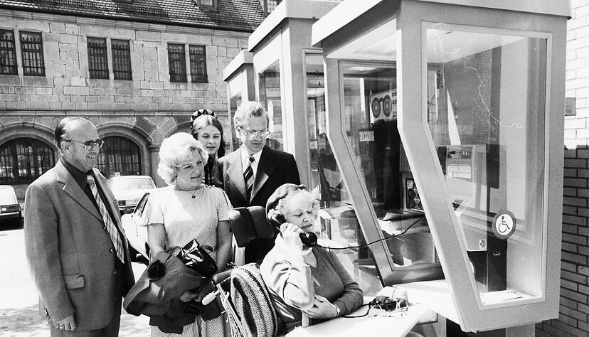 Ein Bild aus besseren Telefonzellentagen: 1979 wird eine behindertengerechte "Telefonhaube" in Heilbronn eingeweiht.