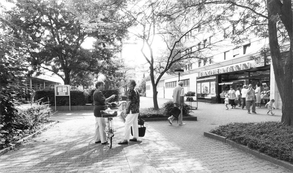 1969 entsteht im heutigen Heilbronner Stadtteil Böckingen das größte Neubaugebiet der Stadt mit 1680 Wohnungen. Die Baugesellschaft Neue Heimat Baden-Württemberg plant und erschließt die Gebiete Schanz-Nord und Schanz-Süd. Im Bild ist der Kraichgauplatz zu sehen. Aufnahme aus dem Jahr 1996.