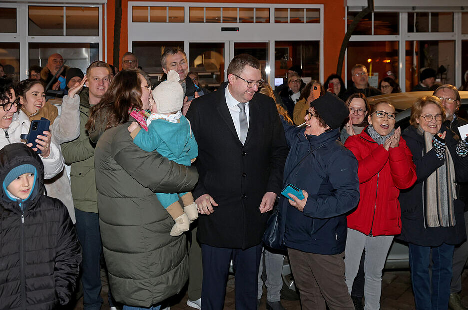&bdquo;Eine wirkliche Rede habe ich nicht vorbereitet&ldquo;, sagt Timo Wenzel &uuml;bergl&uuml;cklich. &bdquo;Ich m&ouml;chte mich einfach nur bei meiner Familie und bei Ihnen, liebe W&auml;hlerinnen und W&auml;hler, f&uuml;r das Vertrauen bedanken&ldquo;, f&uuml;gt er hinzu.