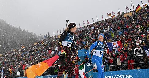Seite an Seite in den Ruhestand: Franziska Preu&szlig; (links) und Dorothea Wierer aus Italien auf den letzten Metern ihrer Karriere.