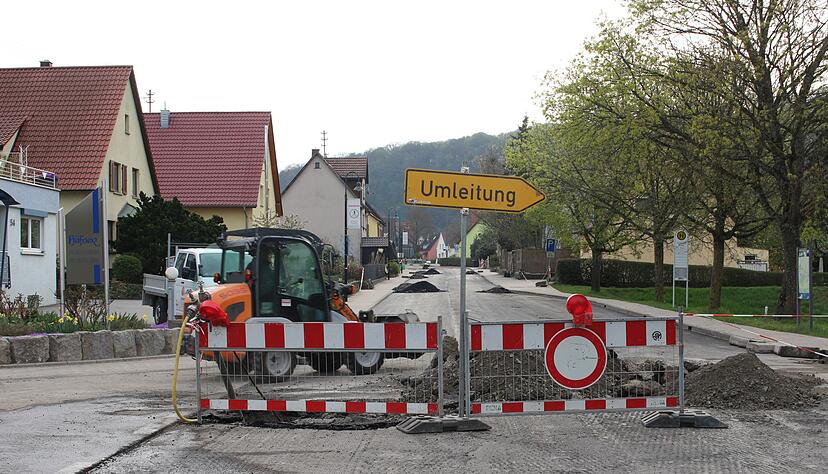 Im Fr&uuml;hling wird die Ortsdurchfahrt saniert (oben). Im Sommer starten die Freilichtspiele mit unter anderem Philipp Moschitz (l.v.l.), Carina B&ouml;hmer, Lillemor Spitzer, Ilja Richter. Der Dorfladen wird f&uuml;nf Jahre alt (unten).
.   
Fotos: Archiv/Seidel, Okrafka, Mugler