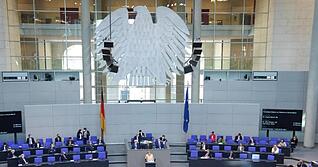 Bundeskanzlerin Angela Merkel spricht im Plenum im Deutschen Bundestag.