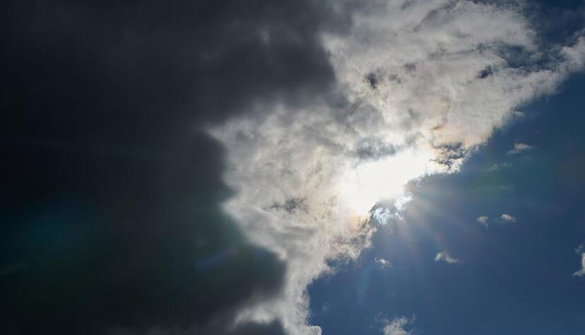 Die Sonne kommt hinter Regenwolken hervor. Die Sonne kommt hinter Regenwolken hervor.