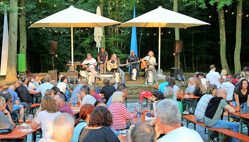 Mit Marc & Lobo & Friends auf der B&uuml;hne herrschte beim Bad Friedrichhaller Sommer am Jagstfelder Waldheim beste Festles-Stimmung.
Foto: Ute Pl&uuml;ckthun