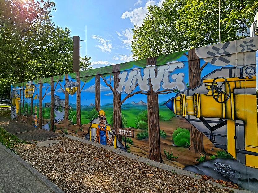 Die Trafostation am SLK Klinikum wurde von einem Duo gemalt. Gesehen am Gesundbrunnen in Heilbronn. Die Trafostation am SLK Klinikum wurde von einem Duo gemalt. Gesehen am Gesundbrunnen in Heilbronn.