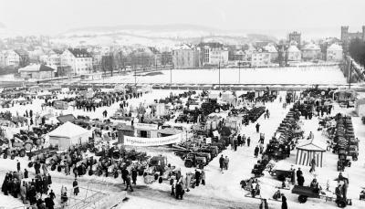 Vor 50 Jahren gab es im Pferdemarkt-Monat Februar einen K&auml;lterekord seit Aufzeichnung der Wetterdaten: Das Thermometer fiel in Heilbronn auf eisige minus 23 Grad! Dem Markt mit Verkaufsst&auml;nden, Pferdhandel und Landmaschinen zwischen Oststra&szlig;e und Allee tat &rsquo;s keinen Abbruch: Er war 1956 trotz geschlossener Schneedecke gr&ouml;&szlig;er und belebter als je zuvor. (Fotos: Archiv)