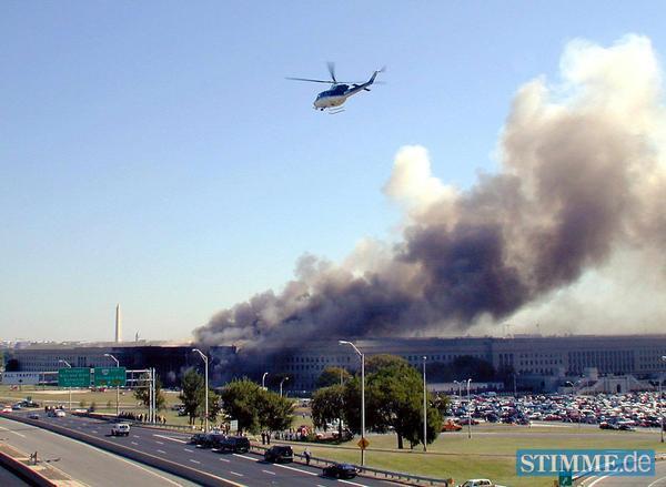 Aus der s&uuml;dwestlichen Ecke des Pentagons in Washington steigt Rauch auf. Ein von Terroristen entf&uuml;hrtes Flugzeug st&uuml;rzte am 11.09.2001 in das US-Verteidigungsministerium, w&auml;hrend ein verheerender Terroranschlag das World Trade Center in Schutt und Asche legte und Tausende von Menschenleben forderte.
