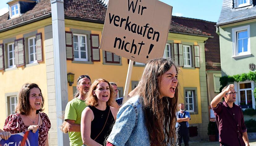 Der Weikersheimer Marktplatz war einer der Drehorte für den Spielfilm. Ava Sommer (Hannah Schiller) führt die Protestbewegung gegen das Geschäft mit Pure Aqua an.
Foto: SWR/Diwafilm/Jürgen Olczyk Der Weikersheimer Marktplatz war einer der Drehorte für den Spielfilm. Ava Sommer (Hannah Schiller) führt die Protestbewegung gegen das Geschäft mit Pure Aqua an.
Foto: SWR/Diwafilm/Jürgen Olczyk