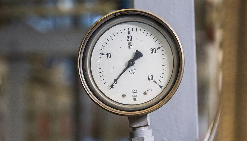 Ein Anzeige f&uuml;r den Druck in der Anlage eines Gasspeichers: Putin dreht den Hahn zu. Die regionale Wirtschaft sorgt sich um die Folgen.