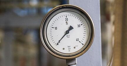 Ein Anzeige f&uuml;r den Druck in der Anlage eines Gasspeichers: Putin dreht den Hahn zu - die EU-Staaten bringen einen Notfallplan auf den Weg.