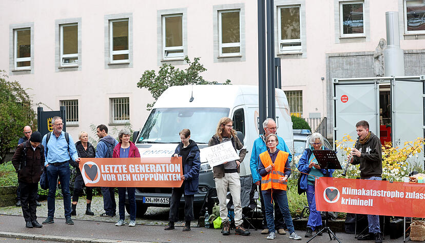 Vor dem Landgericht in Heilbronn halten am Dienstag, 8. Oktober, Klimaaktivisten der „Letzten Generation“ eine Mahnwache ab. Vor dem Landgericht in Heilbronn halten am Dienstag, 8. Oktober, Klimaaktivisten der „Letzten Generation“ eine Mahnwache ab.
