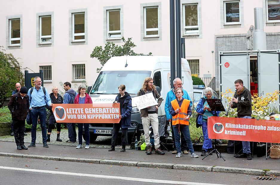 Vor dem Landgericht in Heilbronn halten am Dienstag, 8. Oktober, Klimaaktivisten der „Letzten Generation“ eine Mahnwache ab. Vor dem Landgericht in Heilbronn halten am Dienstag, 8. Oktober, Klimaaktivisten der „Letzten Generation“ eine Mahnwache ab.