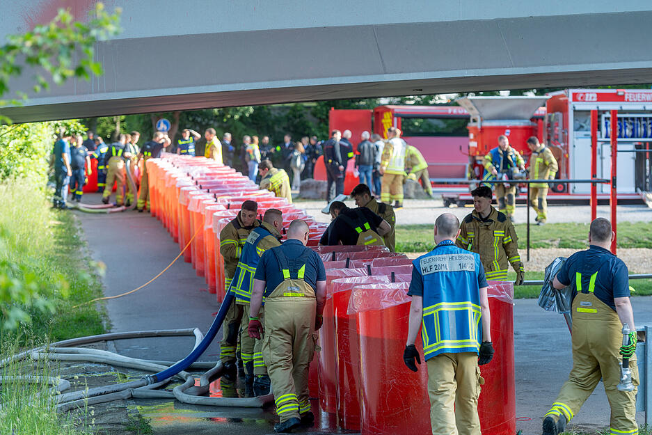 Am Neckarufer proben Rettungskräfte für den Ernstfall: Dafür sind unter anderem die Fuß- und Radwege an den Sportanlagen zwischen Erwin-Fuchs-Brücke und Otto-Konz-Brücke gesperrt. Am Neckarufer proben Rettungskräfte für den Ernstfall: Dafür sind unter anderem die Fuß- und Radwege an den Sportanlagen zwischen Erwin-Fuchs-Brücke und Otto-Konz-Brücke gesperrt.