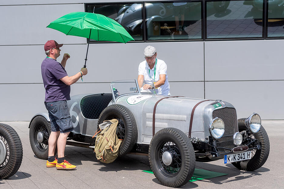 Die Fahrer bereiten sich auf die Oldtimerrallye am Audi Forum in Neckarsulm vor.