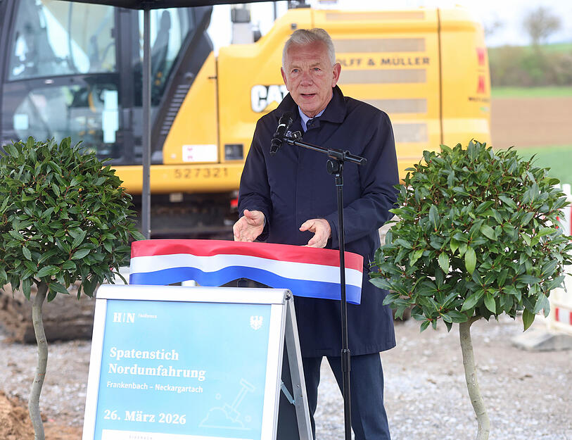 Heilbronns OB Harry Mergel spricht beim Spatenstich zur Nordumfahrung.