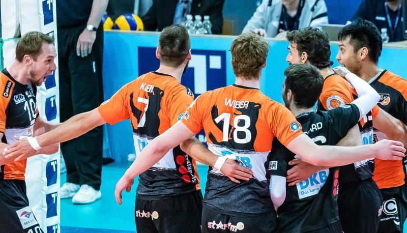 Die Spieler der Berlin Volleys jubeln nach dem 1. Satzgewinn im Spiel gegen die Alpenvolleys.