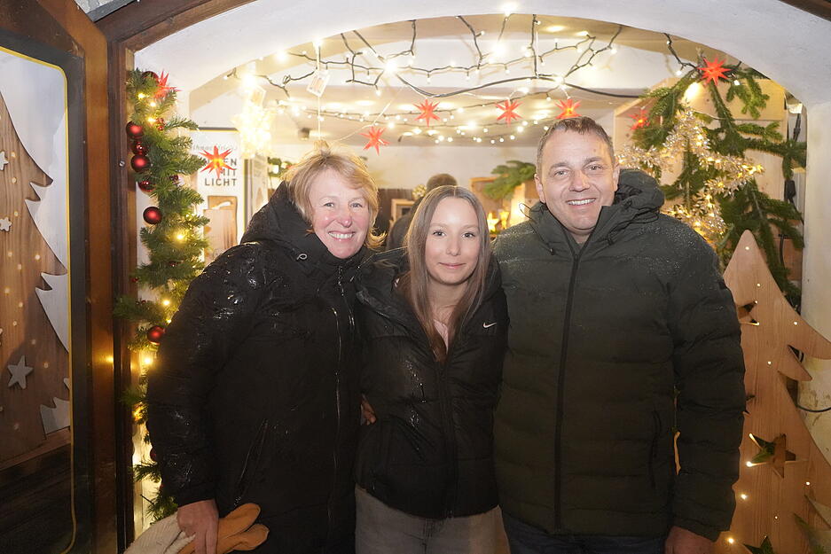 Besucher schlendern durch die festlich geschmückten Straßen Forchtenbergs und genießen den Weihnachtszauber.