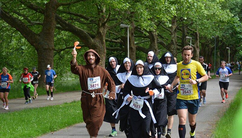 Mit himmlischem Beistand: Christina Anke hat das Bild dieser kost&uuml;mierten L&auml;ufer geschickt.