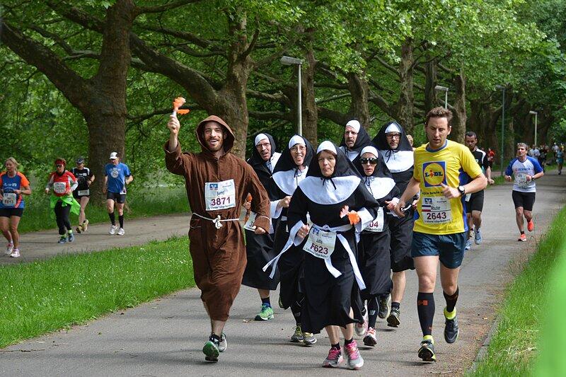 Mit himmlischem Beistand: Christina Anke hat das Bild dieser kost&uuml;mierten L&auml;ufer geschickt.