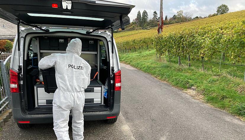 Die Polizei sichert am Tatort Spuren.  Foto: Adrian Hoffmann