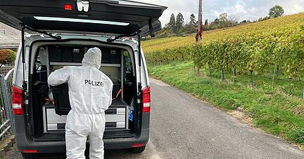 Die Polizei sichert am Tatort Spuren.  Foto: Adrian Hoffmann