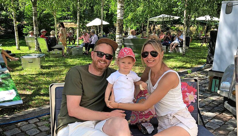 Auf der Suche nach Ideen für den Umbau: Die jungen Eltern Timo und Emma Koch mit Töchterchen Juna. Auf der Suche nach Ideen für den Umbau: Die jungen Eltern Timo und Emma Koch mit Töchterchen Juna.