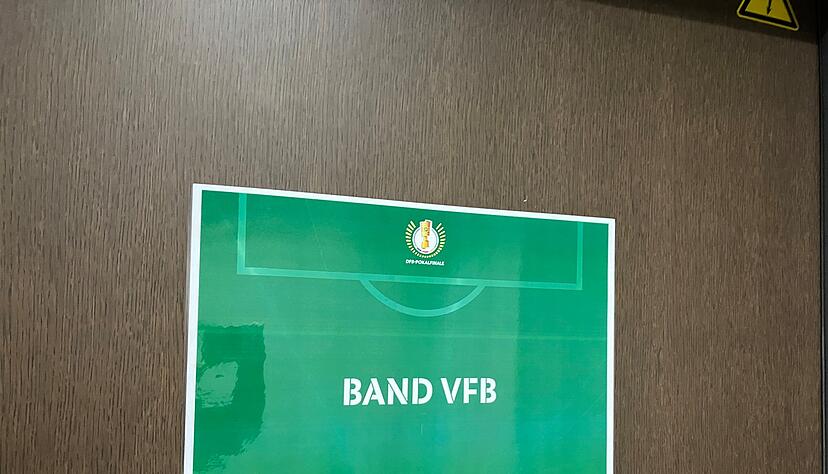 Auch ein Schild mit der Aufschrift "Band VfB" ist im Olympiastadion vor dem DFB-Pokalfinale zu sehen.